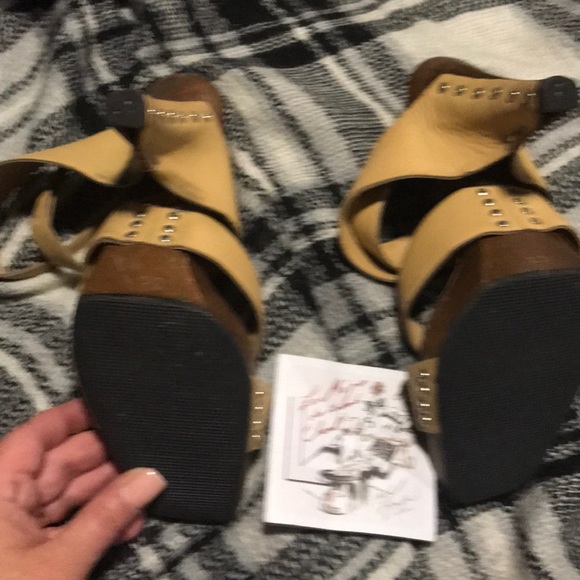 Chanel shoes - Picture 4 of 8